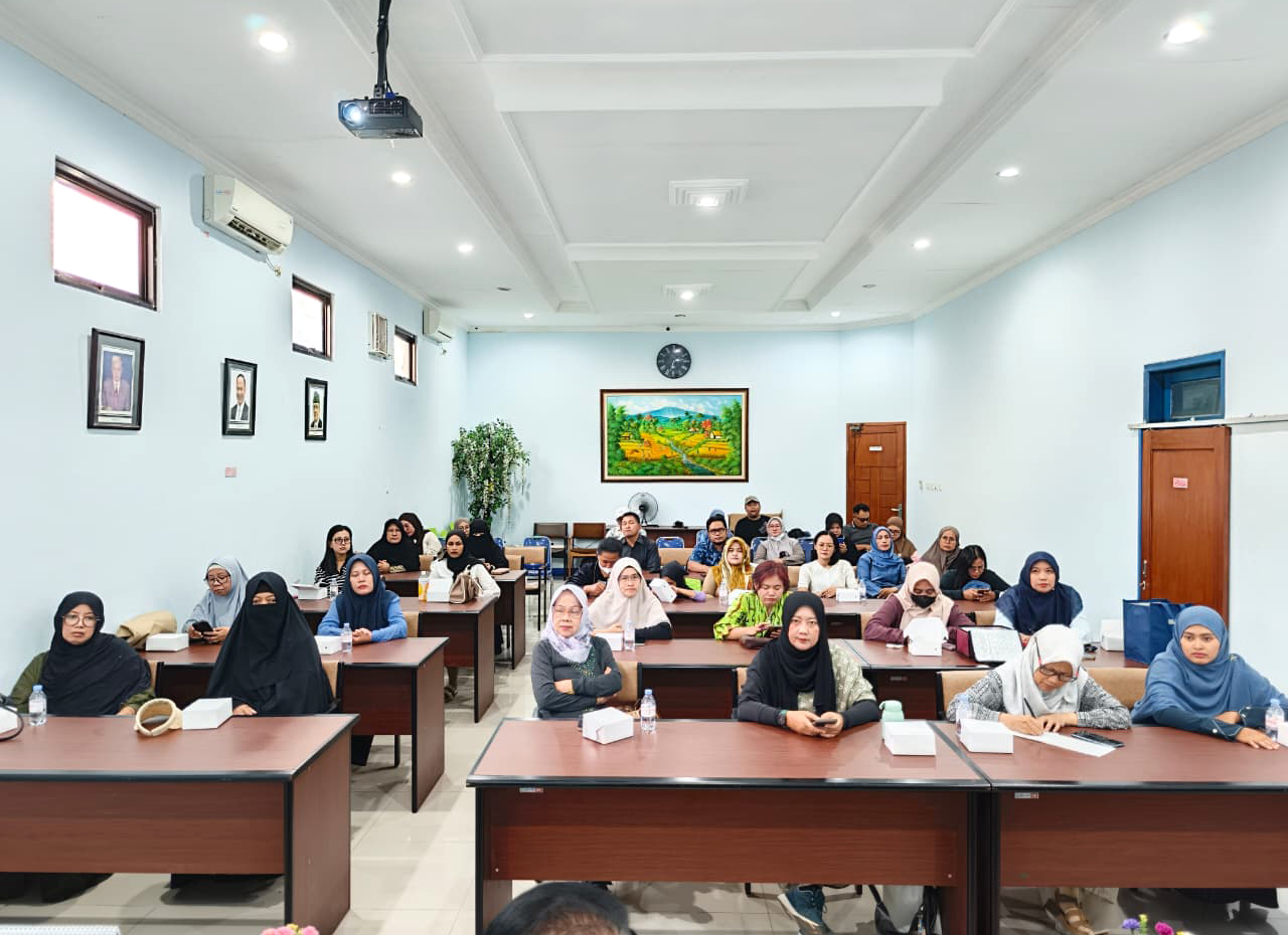 Workshop Peningkatan Daya Saing UMKM melalui Sertifikat Halal, Pengelolaan Keuangan dan Pemasaran Digital.